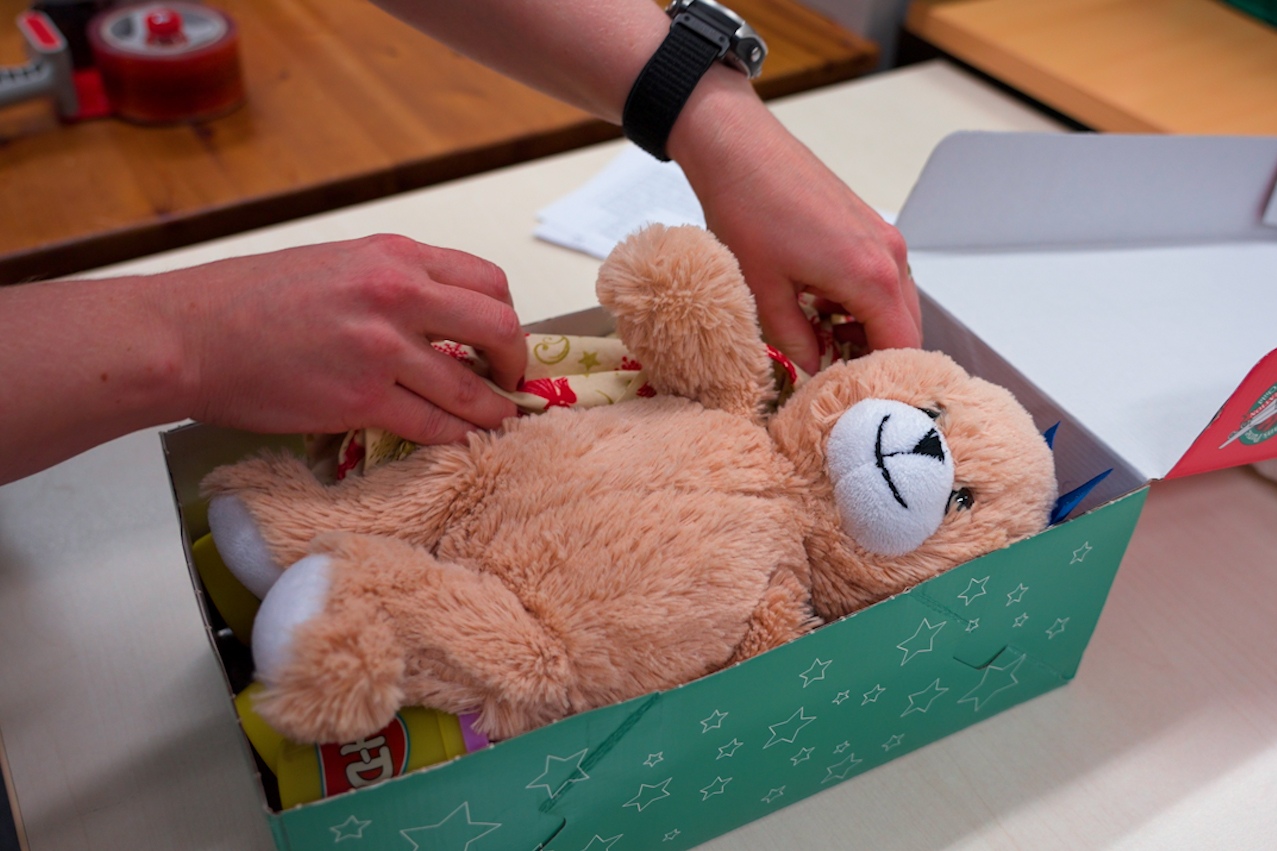 Ein aufgefüllter Schuhkarton mit Teddybär.