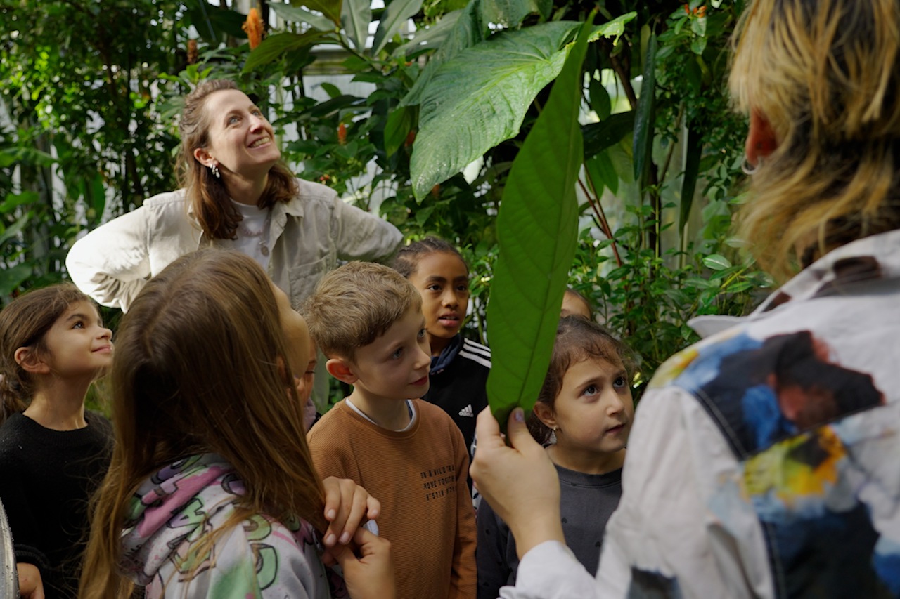 Ayaka Gütlin wiedergibt Informationen über spezifische Pflanzen im botanischen Garten.