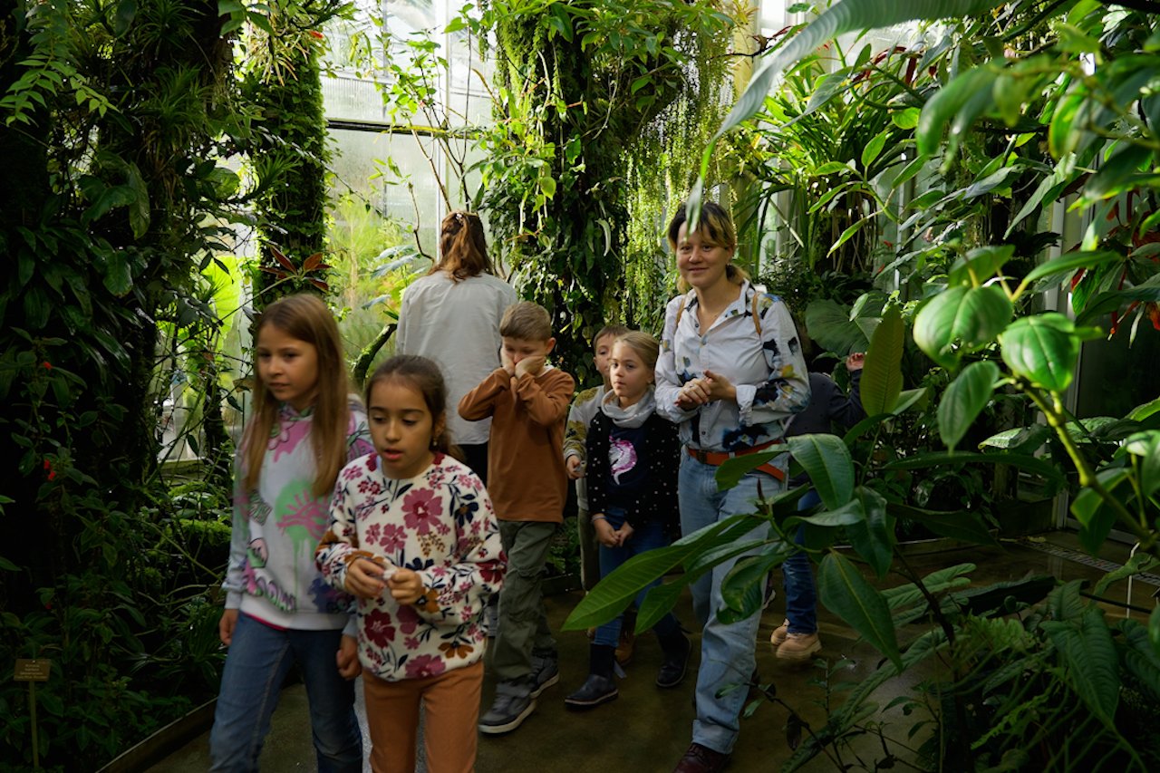 Ayaka Gütlin führt die Schulklasse durch den botanischen Garten.