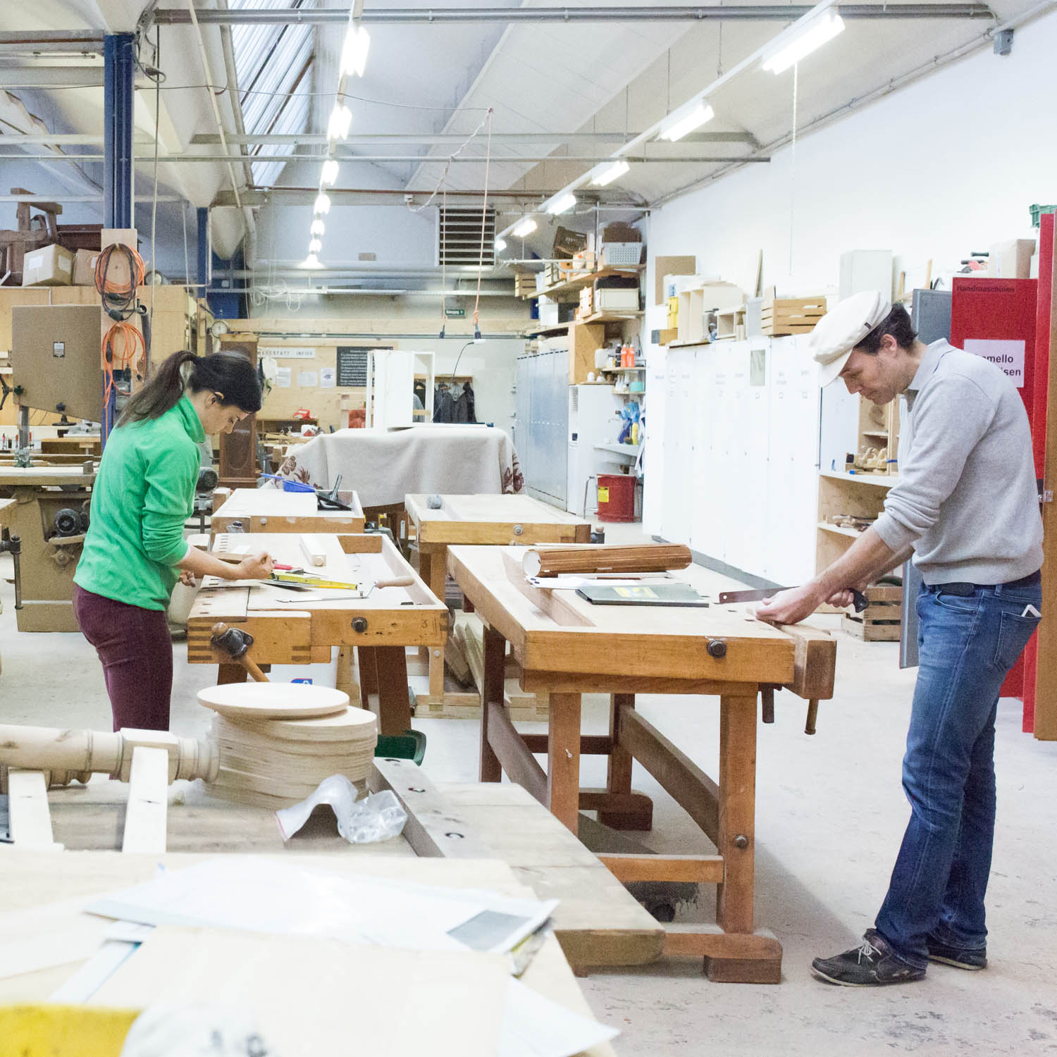 Zwei Menschen arbeiten in einer offenen Freizeitwerkstatt