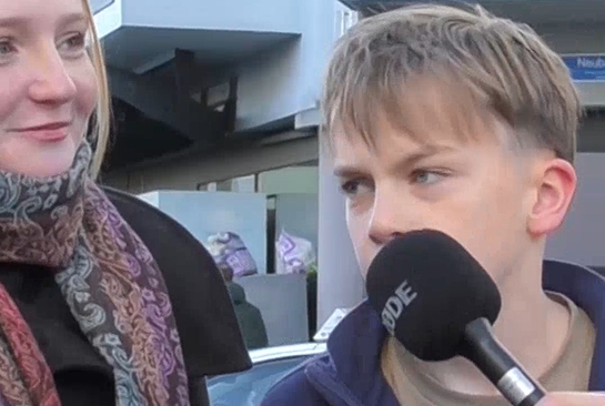 Zwei junge Personen werden interviewt.