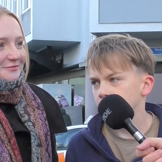 Zwei junge Personen werden befragt.