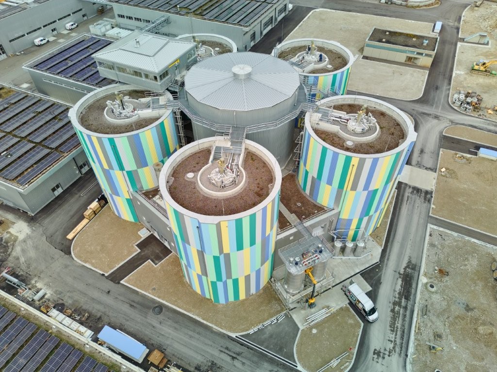 Kläranlage mit fünf grossen Tanks. Foto aus der Vogelperspektive.