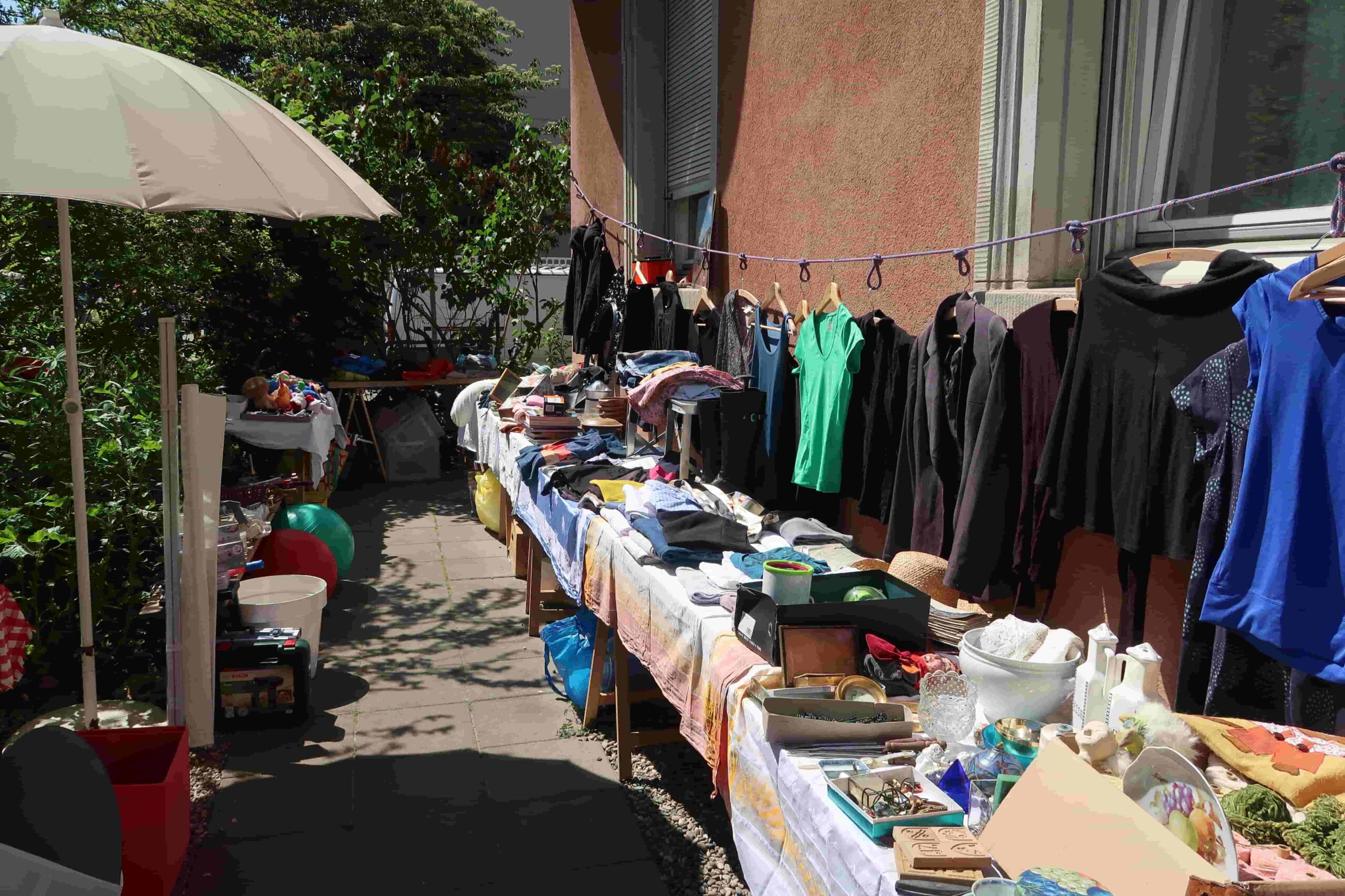 Flohmarktartikel im Vorgarten eines Hauses