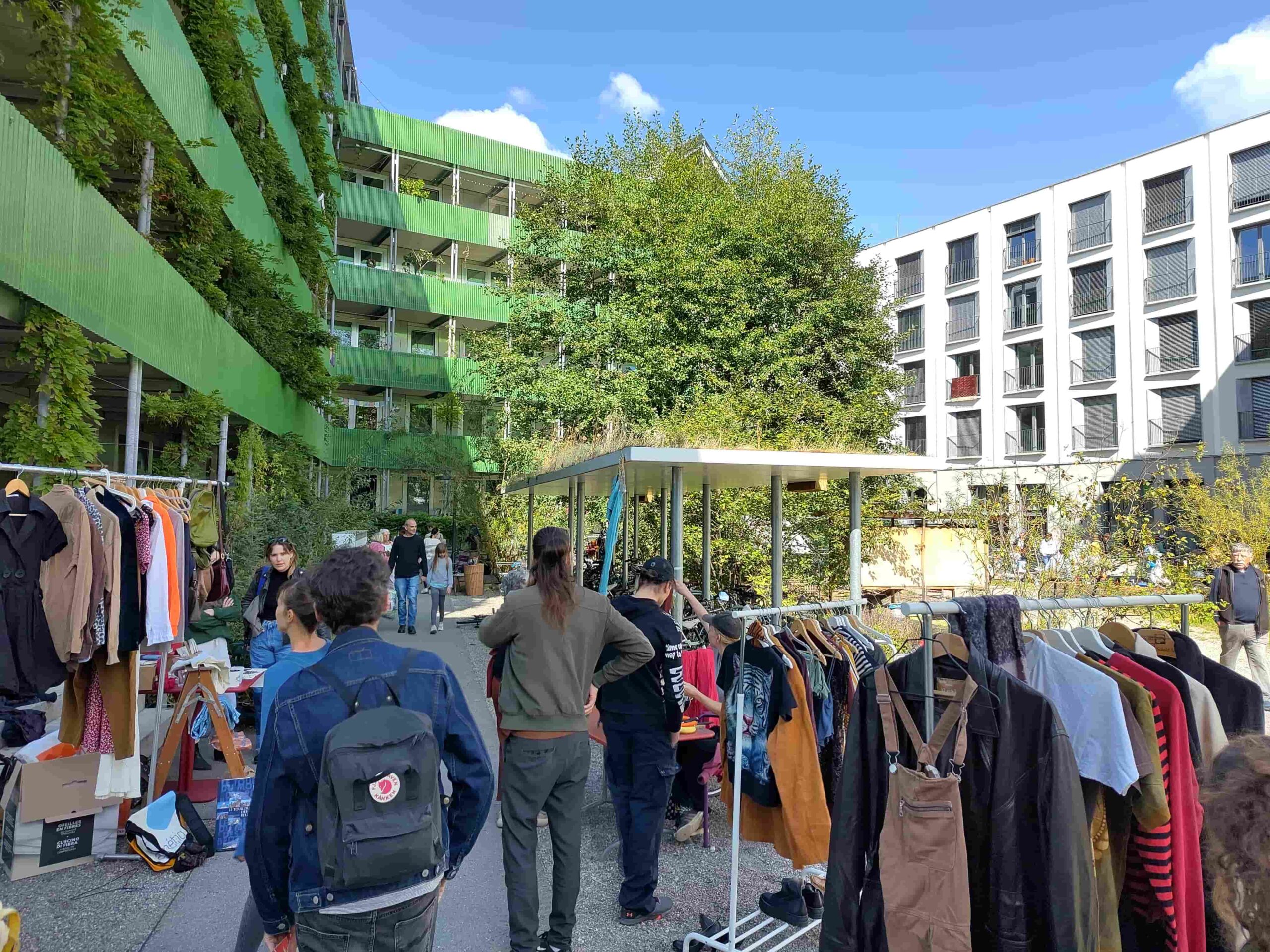 Flohmarktstände und Publikum