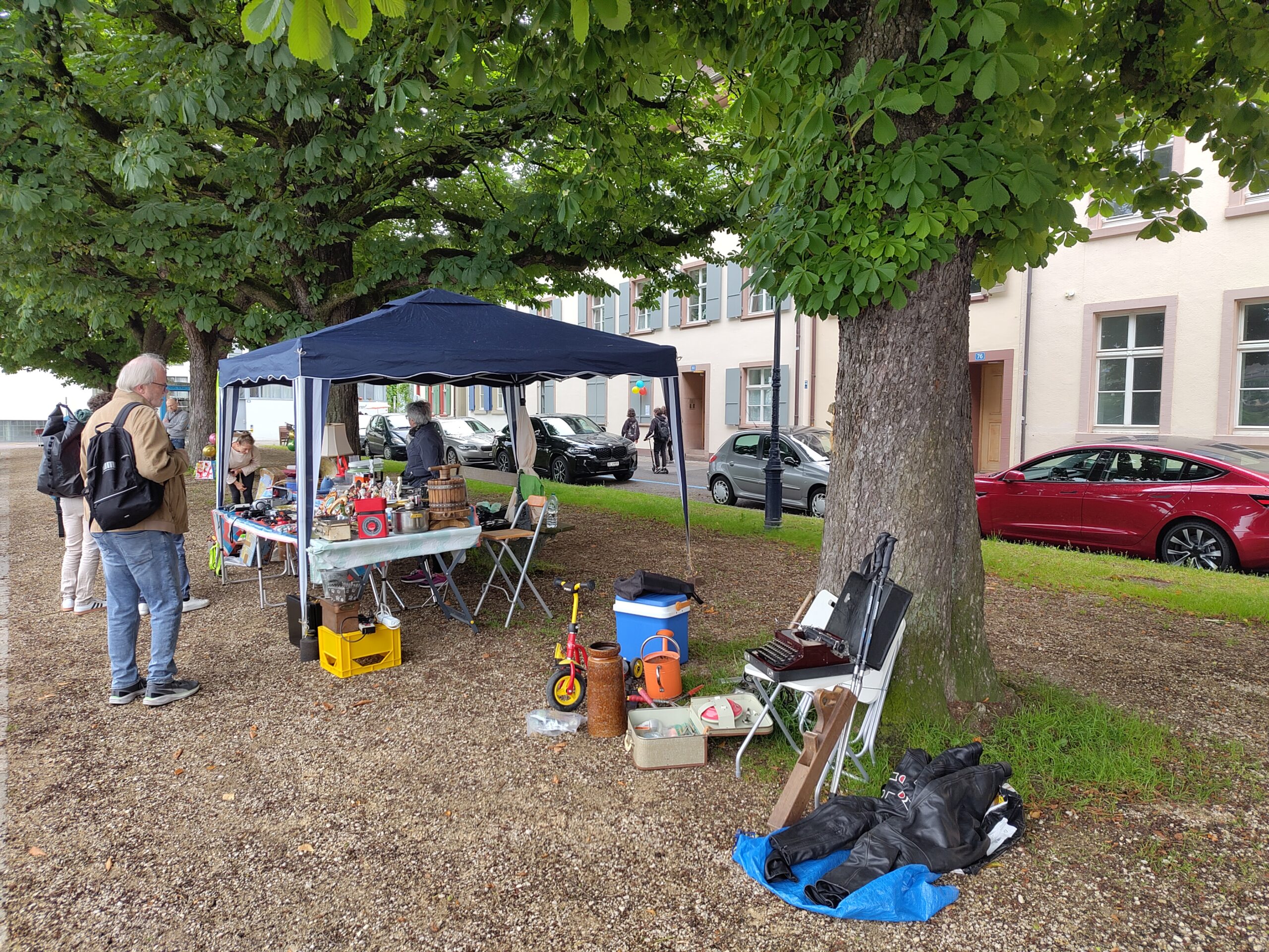 Ein Quartierflohmarktstand unter Bäumen