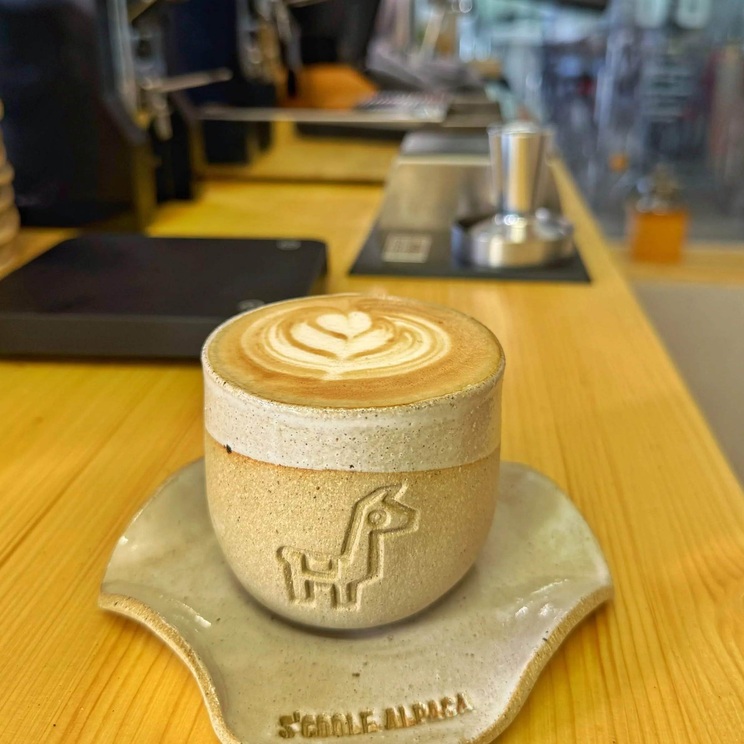 Ein Kaffee vom Café "S'coole Alpaca"