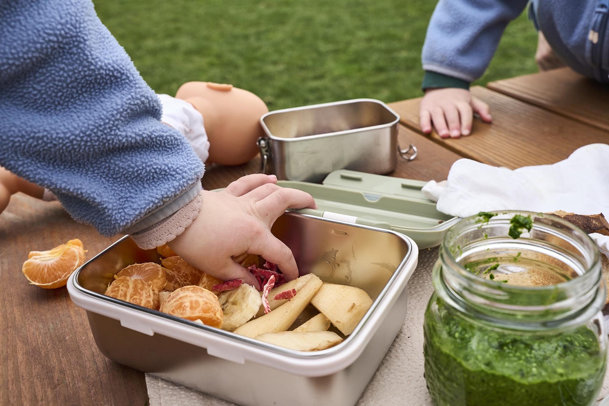 Ein kleines Picknick mit zwei Kinder.