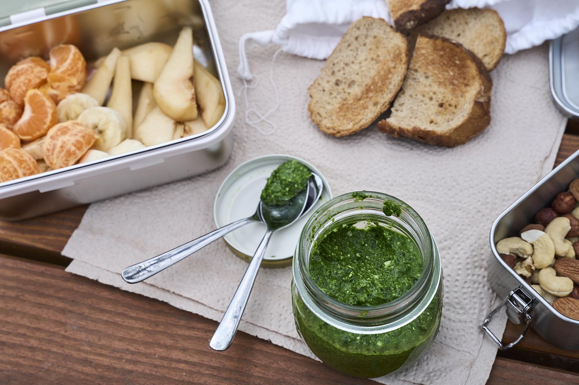 Ein kleines Picknick mit verschiedenen Lebensmitteln.