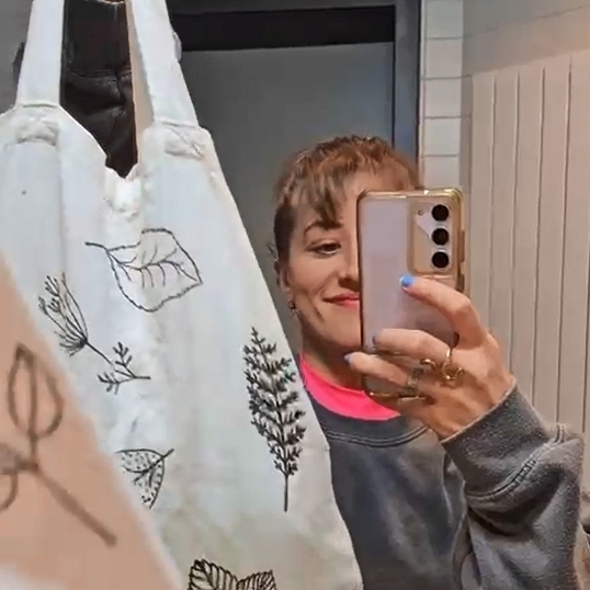 Sophie mit einer Tasche in der Hand.