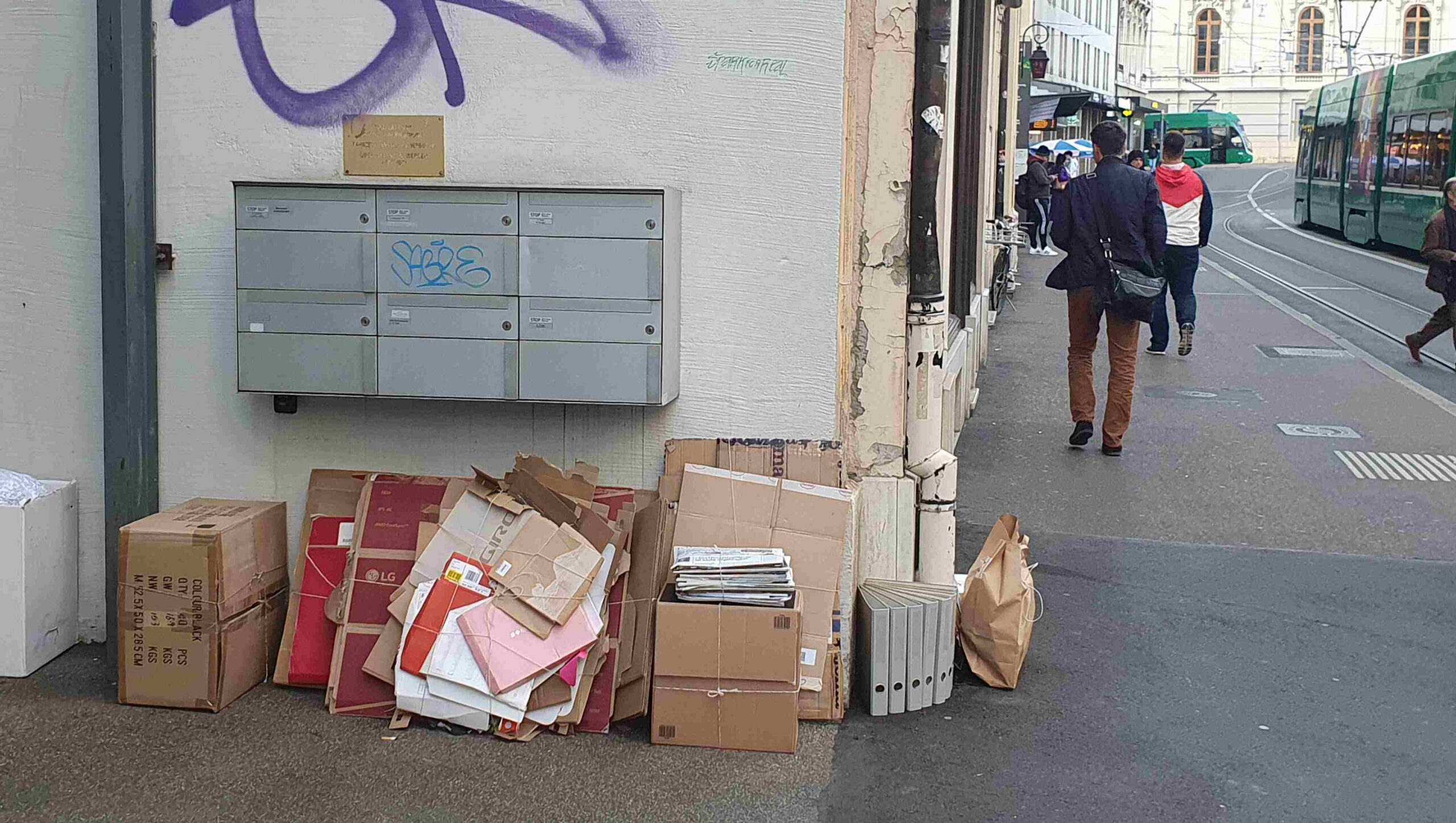 Gebündelte Kartons stehen am Strassenrand zur Abholung bereit.